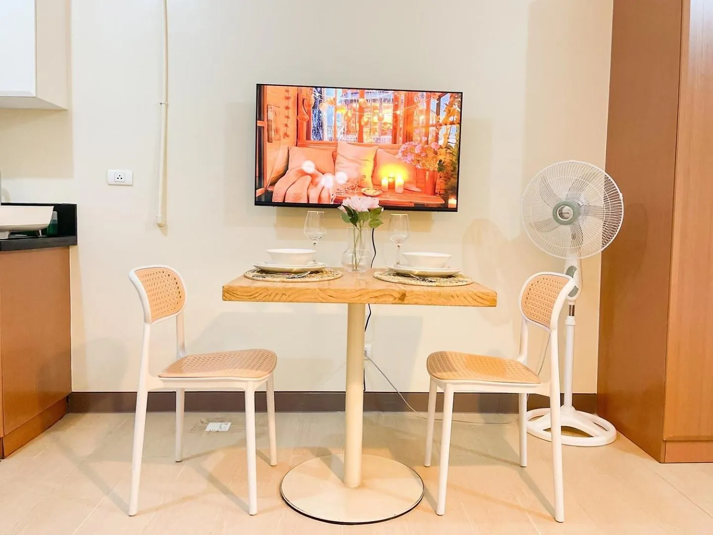 Luxurious Condo Beside Venice Mall #Vlrtd20E Manila Philippines