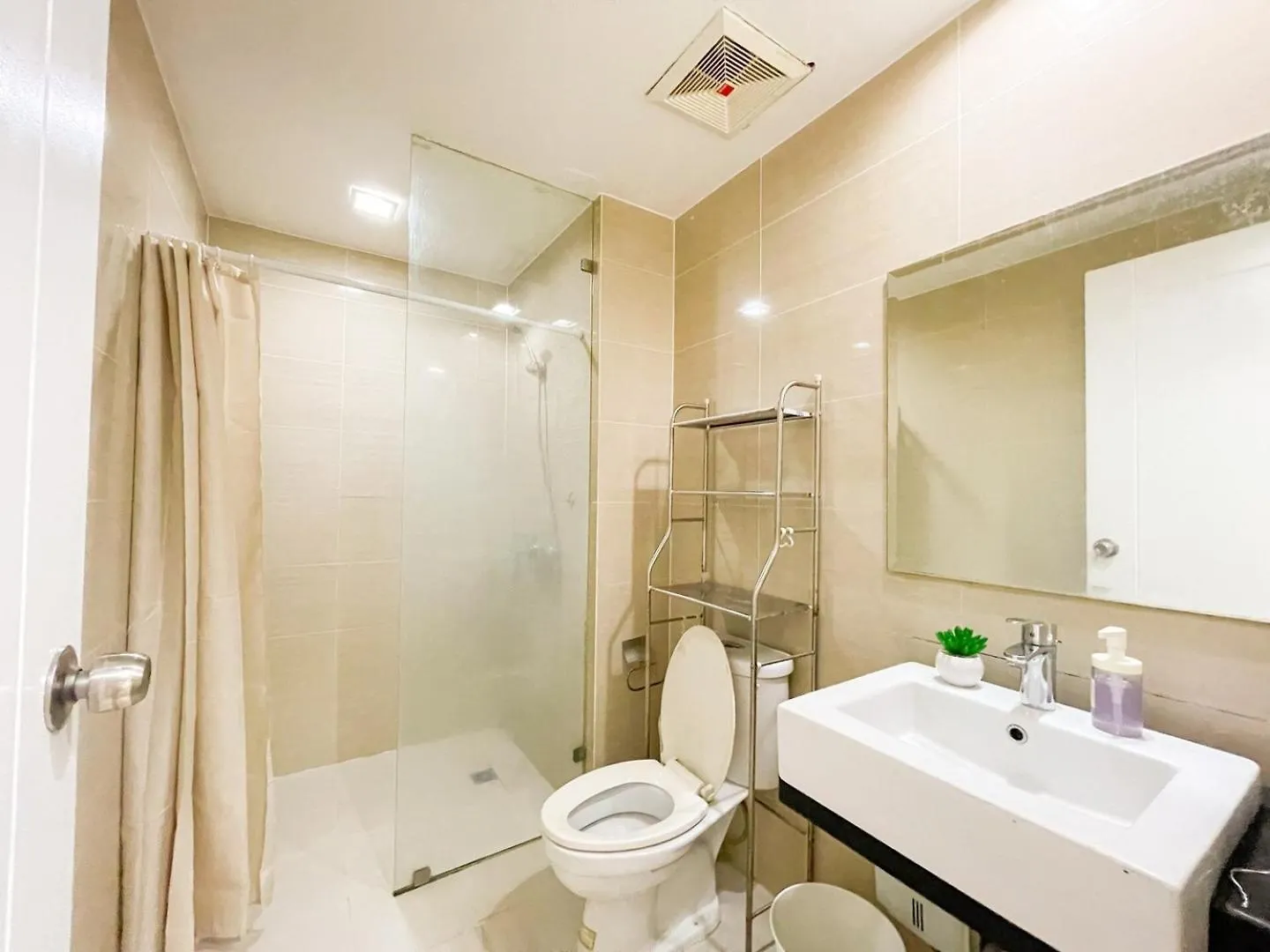 Luxurious Condo Beside Venice Mall #Vlrtd20E Manila Holiday home