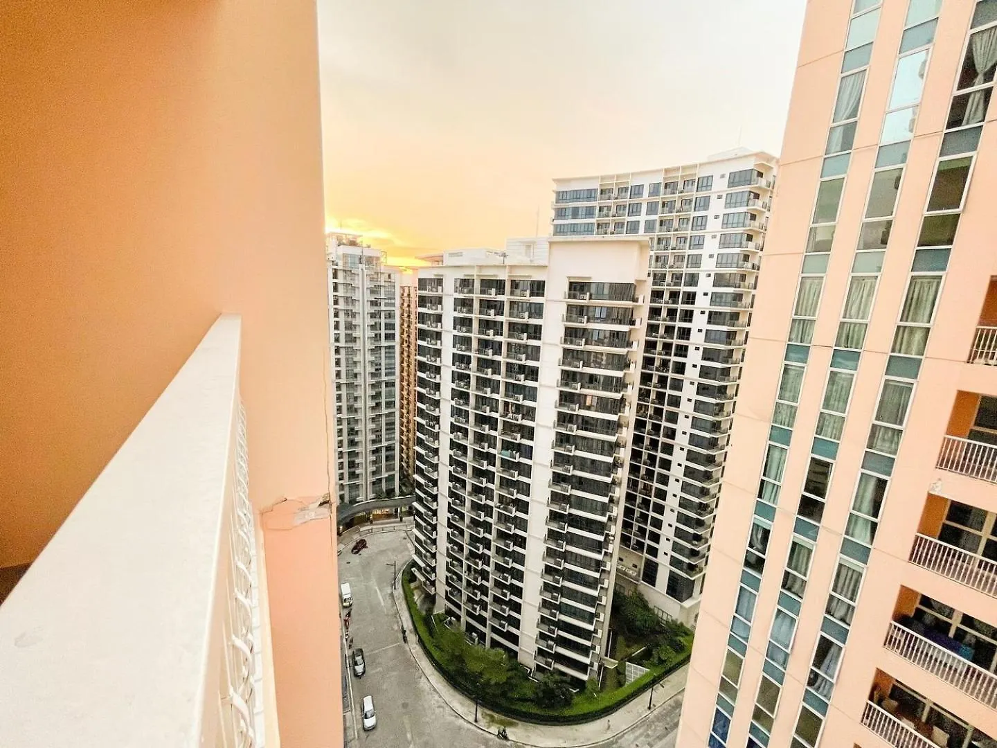 Holiday home Luxurious Condo Beside Venice Mall #Vlrtd20E Manila