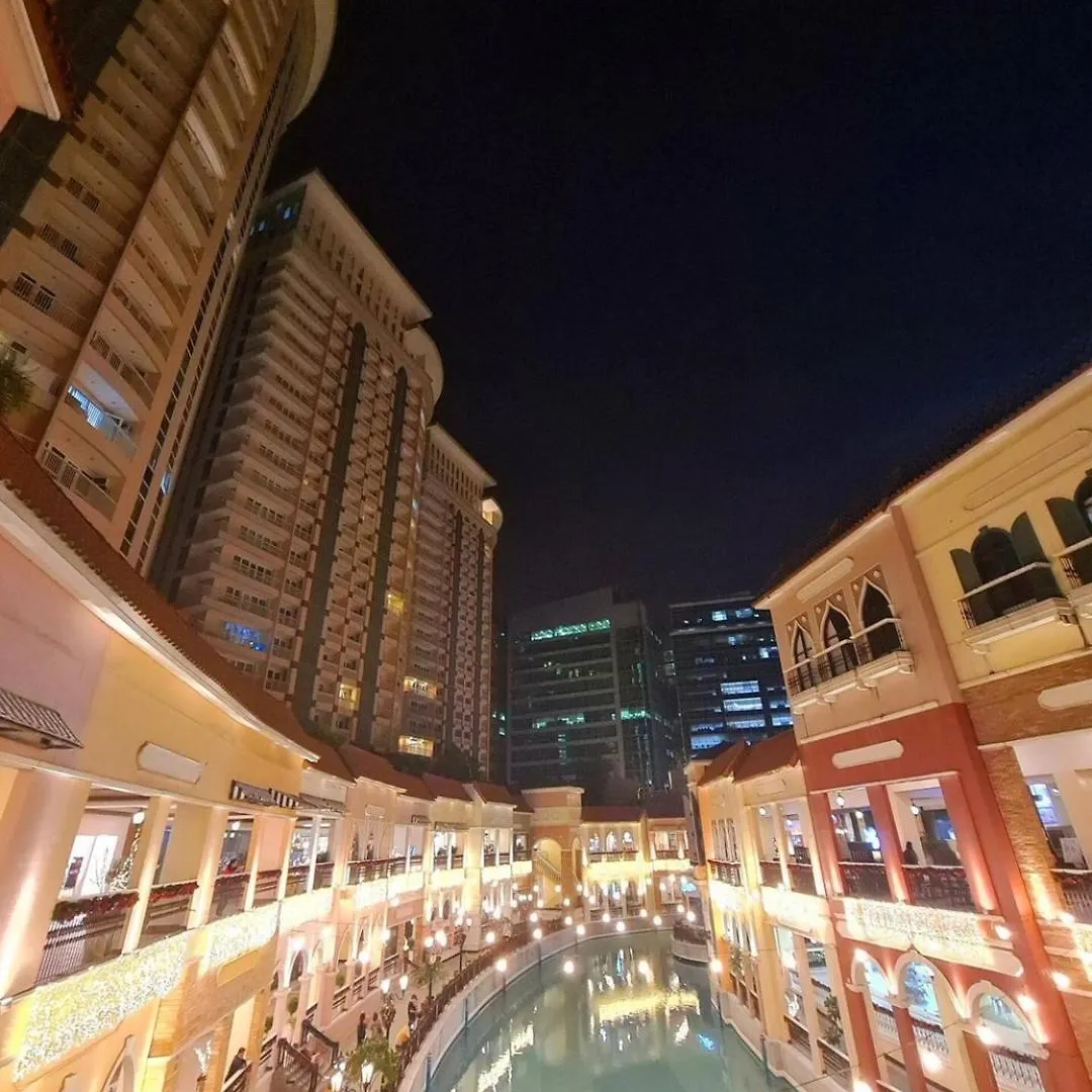 Luxurious Condo Beside Venice Mall #Vlrtd20E Manila