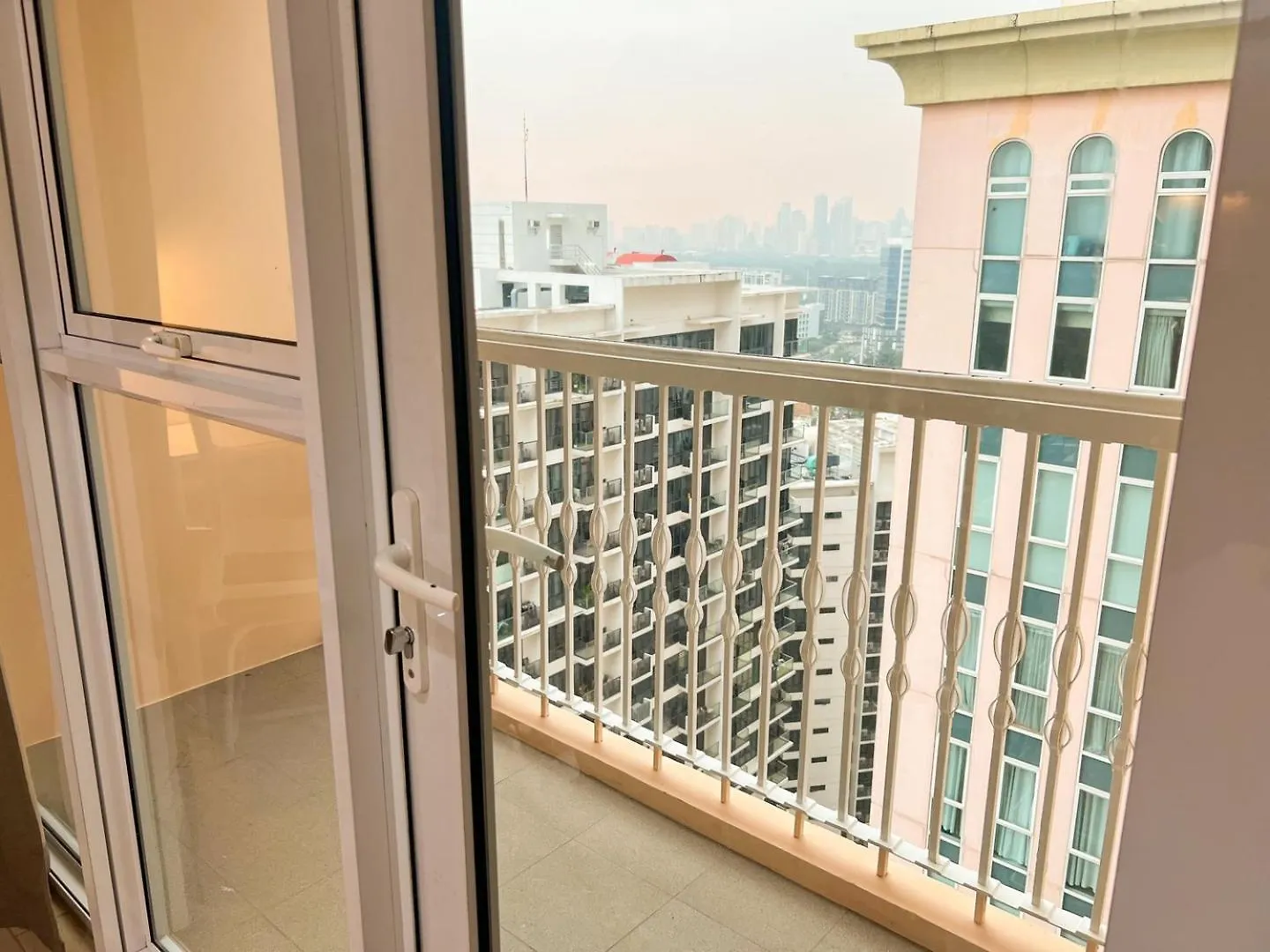Luxurious Condo Beside Venice Mall #Vlrtd20E Manila
