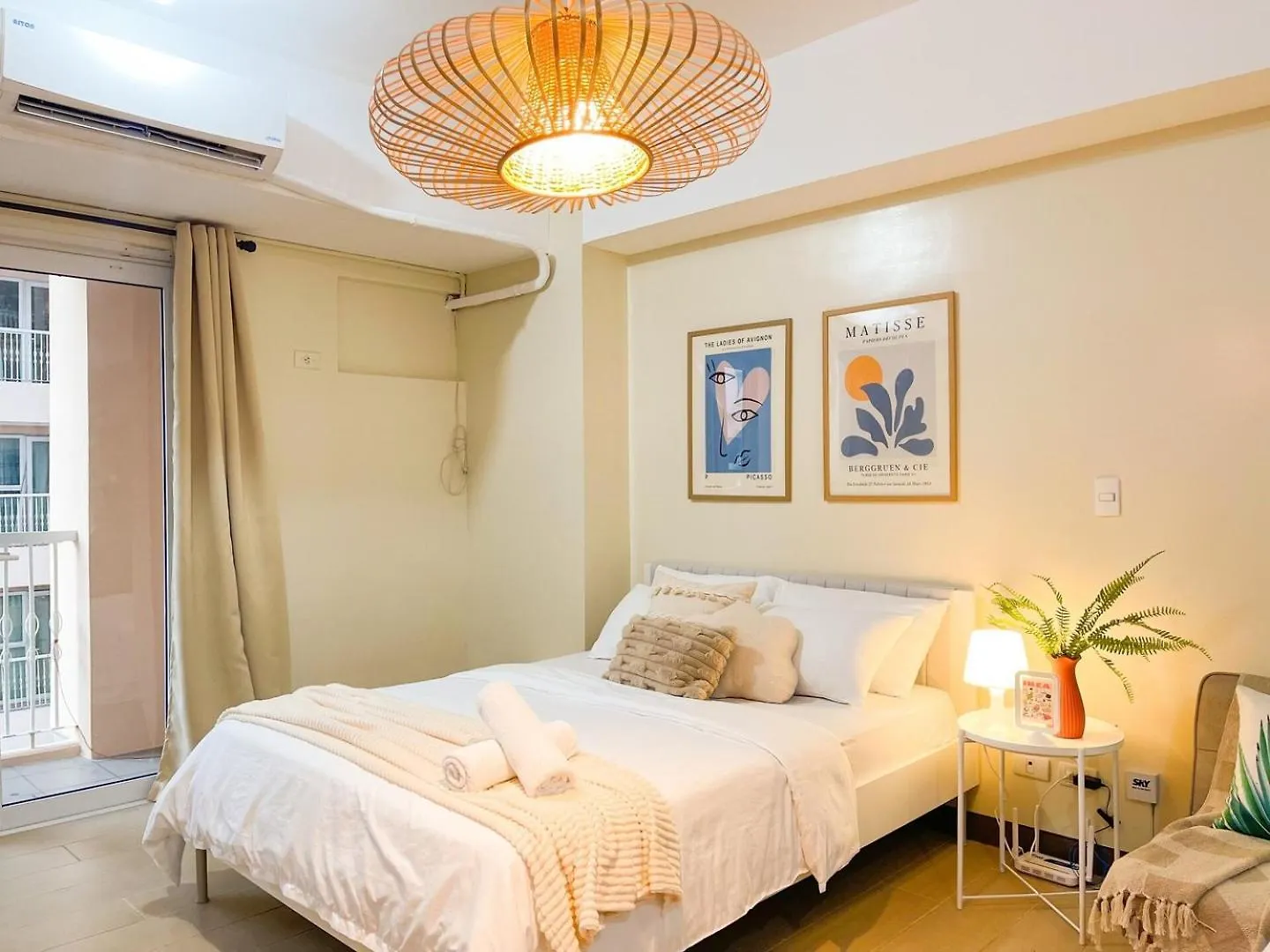 Luxurious Condo Beside Venice Mall #Vlrtd20E Manila