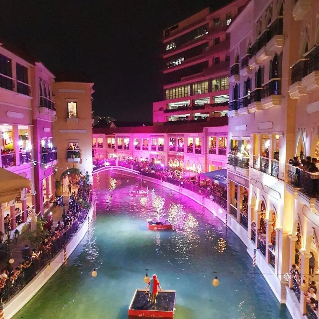 Holiday home Luxurious Condo Beside Venice Mall #Vlrtd20E Manila