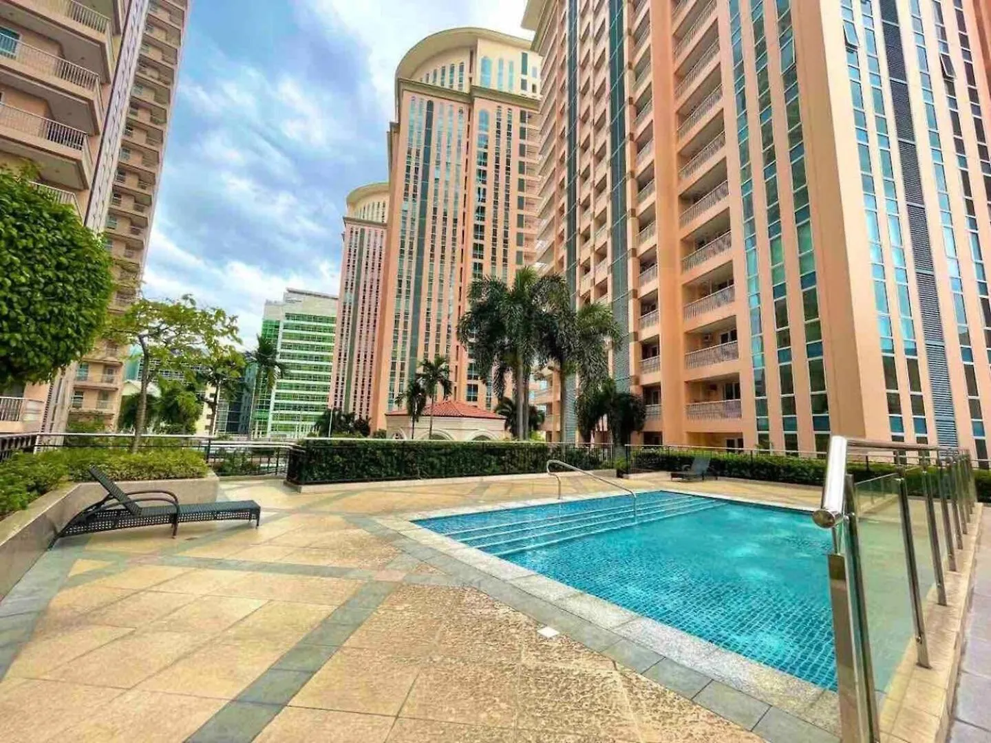 Luxurious Condo Beside Venice Mall #Vlrtd20E Manila