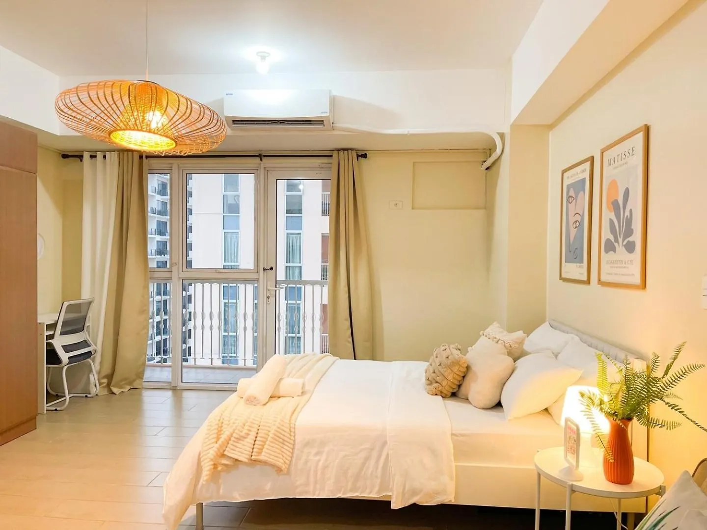 Luxurious Condo Beside Venice Mall #Vlrtd20E location